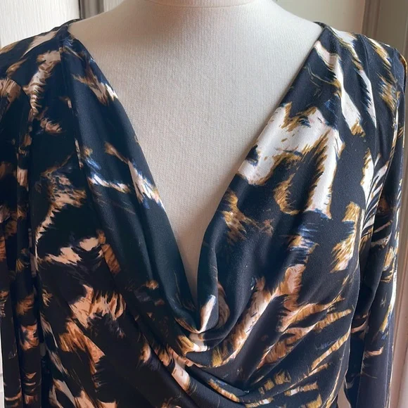 Vince Camuto 3/4 sleeve top polyester / spandex blend. - Picture 2 of 6